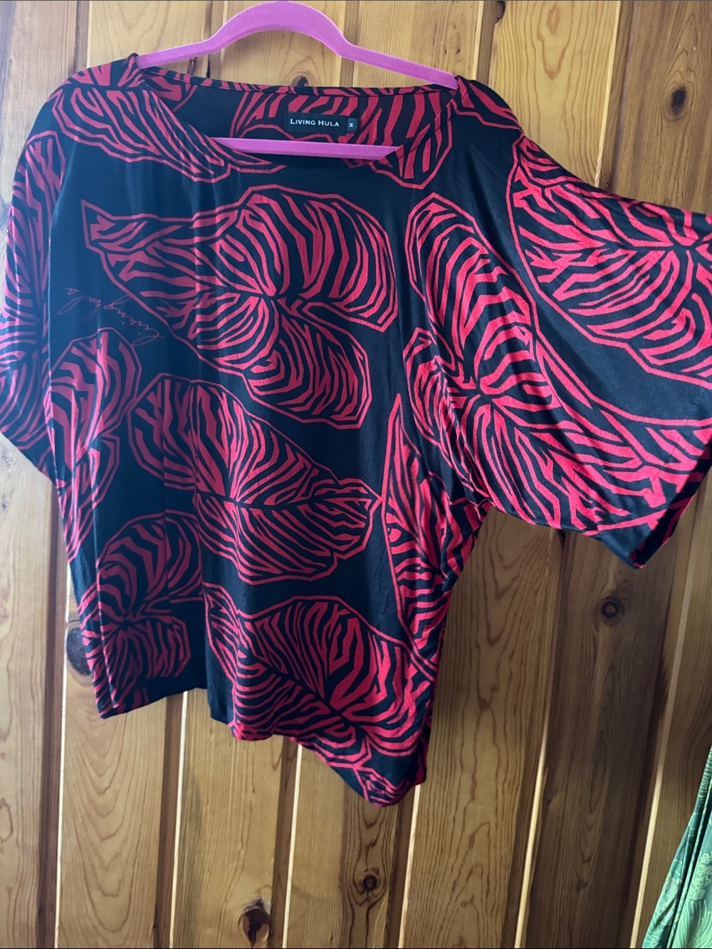 Living Hula Women’s Black & Red Printed Top